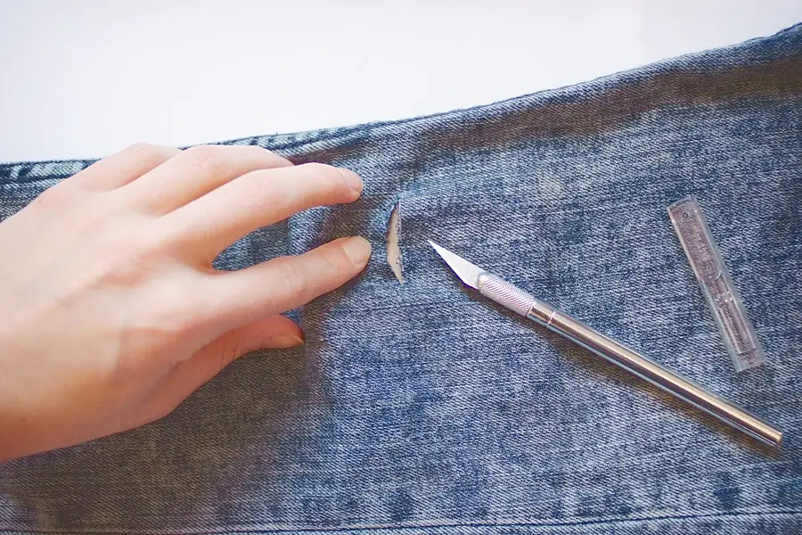 Let's Learn How to Make Holes In Jeans! Ripped Кnee Jeans DIY - dushonok